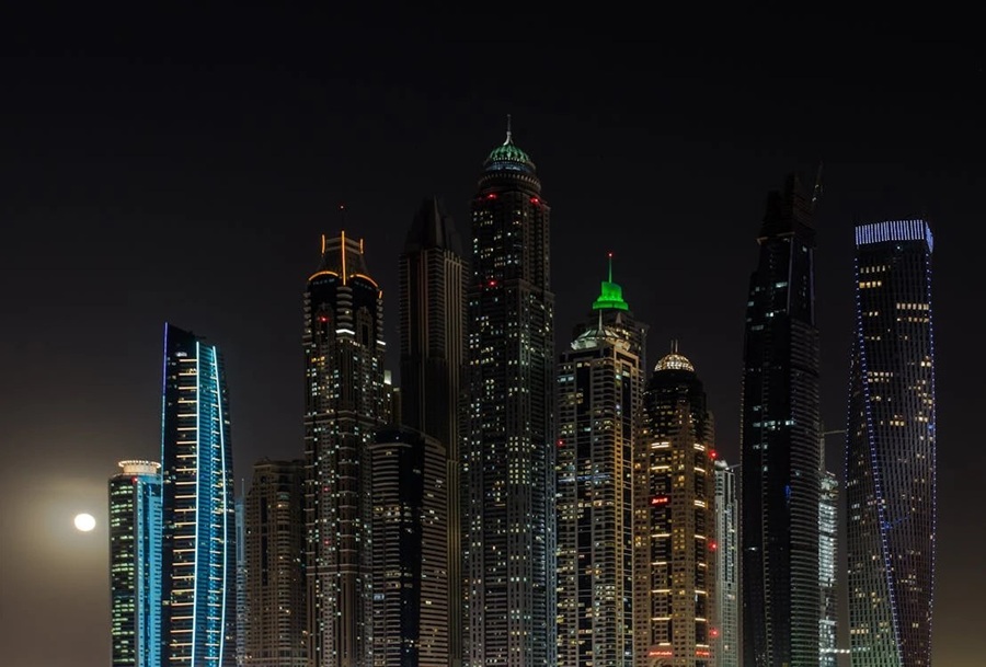 Vista de Dub�i por la noche