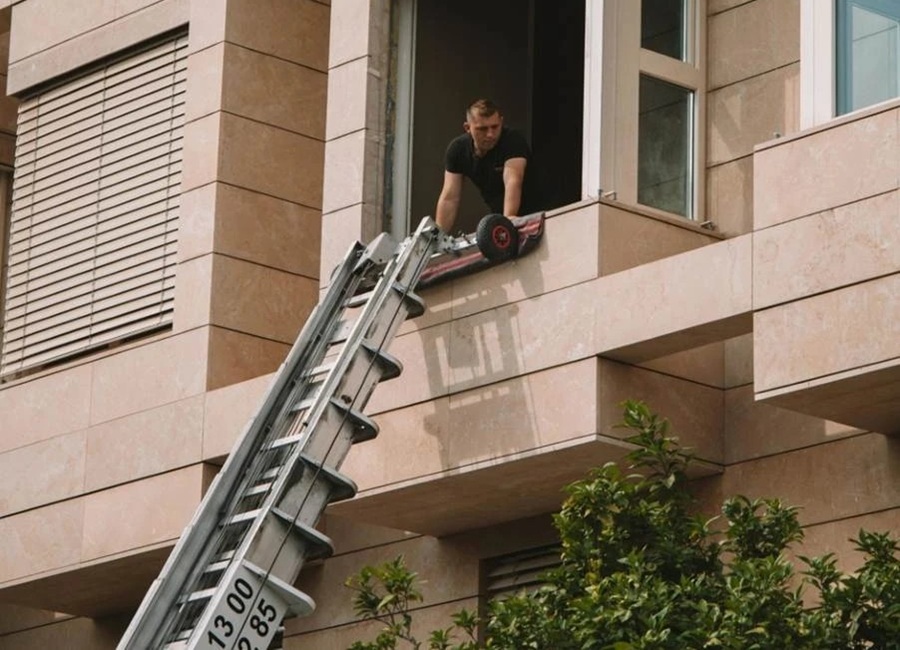 Cu�ndo conviene usar una plataforma elevadora en una mudanza en Barcelona