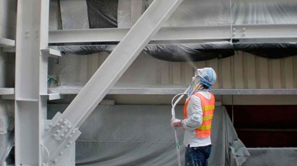 Aplicaci�n de pintura intumescente sobre estructura met�lica