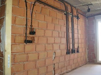 Instalación de tubos empotrados en la pared