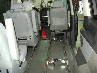 Instalación de guías en el piso del vehículo para el anclaje de la silla de ruedas